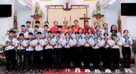 Đức cha Đaminh Hoàng Minh Tiến thăm mục vụ và ban Bí tích Thêm sức tại giáo xứ Dị Nậu
