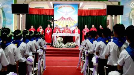 Đức cha Đaminh ban Bí tích Thêm Sức cho 96 em thiếu nhi tại giáo xứ Trại Sơn