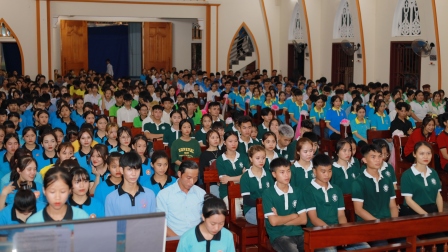 Giới trẻ giáo xứ Phú Lâm mừng lễ thánh quan thầy Gioan Maria Vianney