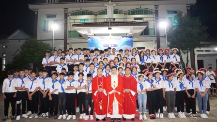 Cha Tổng đại diện Phaolô Nguyễn Quang Đĩnh ban Bí tích Thêm Sức tại giáo xứ Tiên Phong