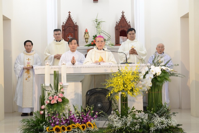 Đức cha Gioan Maria Vũ Tất chủ tế Thánh lễ