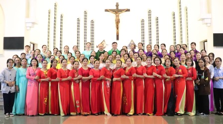 Giáo xứ Yên Tập dâng hoa tại giáo xứ Chính tòa Sơn Lộc