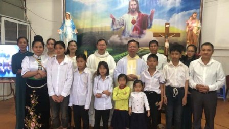 Thầy cúng người Thái lãnh nhận bí tích Khai Tâm tại giáo xứ Sơn La trong ngày lễ Chúa Kitô Vua Vũ Trụ