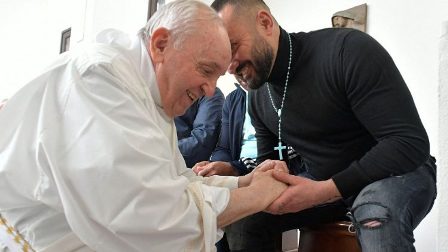 Đức Thánh Cha và một tù nhân (Vatican Media)