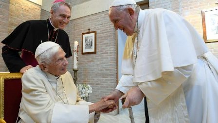 Đức Thánh Cha Phanxicô thăm Đức nguyên Giáo hoàng Biển Đức XVI (Vatican Media)