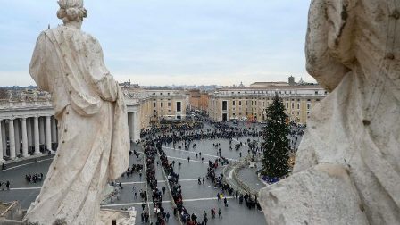 Các tín hữu xếp hàng vào đền thờ (Vatican Media)