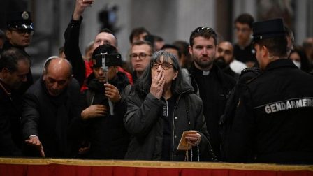 Các tín hữu kính viếng Đức Biển Đức (VATICAN MEDIA Divisione Foto)