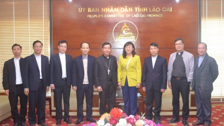 Đức cha Đaminh Hoàng Minh Tiến chào thăm và chúc tết Ủy ban Nhân dân tỉnh Lào Cai