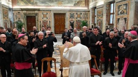 Đức Thánh Cha tiếp các linh mục Tây Ban Nha (Vatican Media)
