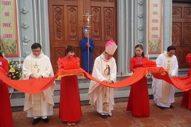 Nghi thức cắt băng khánh thành