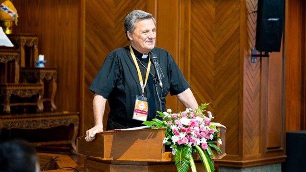 ĐHY Mario Grech, Tổng thư ký THĐ đọc diễn văn khai mạc Đại hội (Hình: Vatican News)