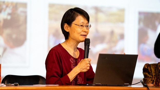 Tiến sĩ Christina Kheng thuyết trình về Tiến trình Hiệp hành qua sự phân định cộng đoàn (Hình: Vatican News)