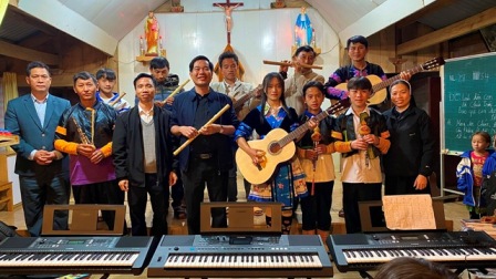 Caritas Hưng Hóa trao nhạc cụ và tài liệu học hỏi Kinh Thánh, giáo lý cho các em thiếu nhi giáo họ Chiềng Ân
