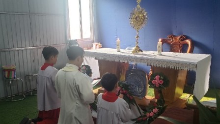 Ngày chầu Thánh Thể thay mặt Giáo phận của giáo điểm Mù Căng Chải thuộc giáo xứ Vĩnh Quang