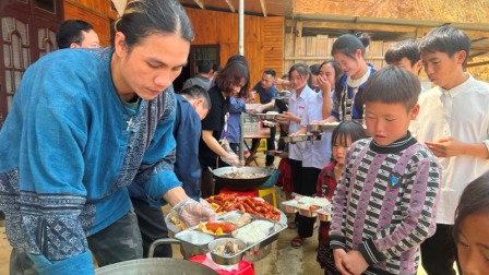 Bữa cơm yêu thương tại giáo họ dân tộc Khâu Pùm