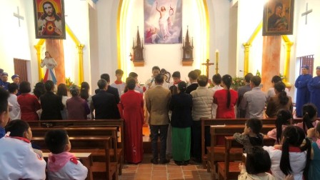 Giáo xứ Vân Đồn: 15 anh chị em dự tòng đón nhận các Bí tích khai tâm Kitô giáo trong ngày Đại lễ Phục Sinh