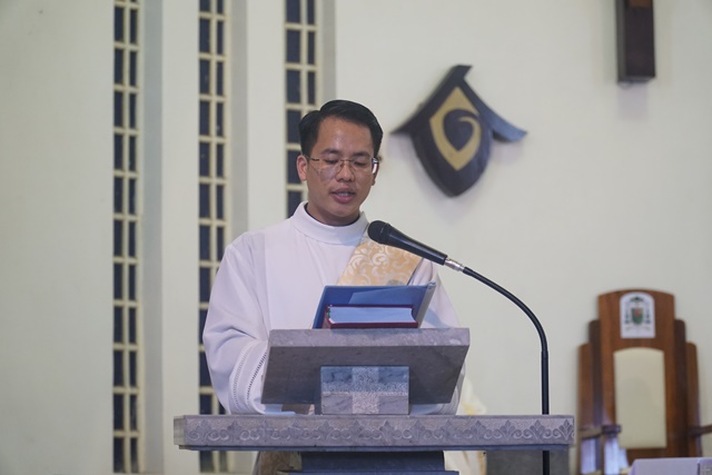 Thầy phó tế Phêrô Trần Văn Sơn dâng lời nguyện chung