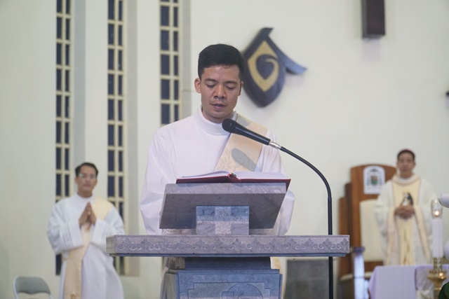 Thầy phó tế Giuse Nguyễn Duy Đồng công bố Tin Mừng