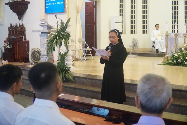 Dì Tổng Phụ trách Maria Mai Thị Hà đón nhận các thành viên mới vào đại gia đình Mến Thánh Giá Hưng Hóa