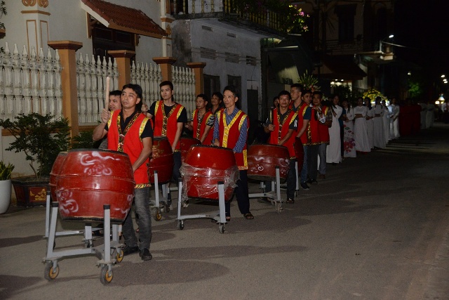 Hiệp thông trong cuộc rước còn có đội hoa giới hiền mẫu giáo họ Phúc Đức, giáo họ Cầu Cải, đội trống, đội kèn giáo họ nhà xứ cũng tham gia làm cho buổi rước thật sốt sáng và trang nghiêm