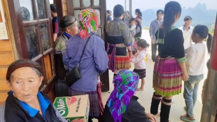 Bản dân tộc Khâu Pùm nhận quà từ giáo xứ Gò Cáo vào cuối tháng kính Đức Mẹ