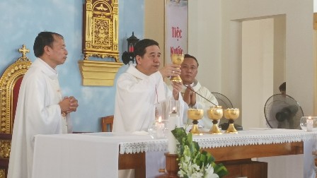 Thánh lễ nhận chức chính xứ của cha Tôma Aquinô Nguyễn Văn Bắc và cha phó Giuse Nguyễn Công Lai tại giáo xứ Vĩnh Tuy