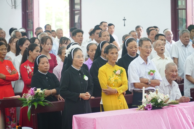 Dì Maria cùng cộng đoàn hiệp dâng Thánh lễ tạ ơn