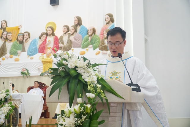 Cha Phêrô Nguyễn Đình Đền giảng lễ