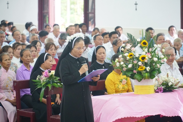 Dì Maria dâng lời tạ ơn Chúa, cảm ơn quý cha và cộng đoàn