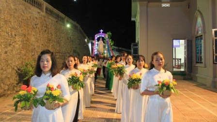 Dâng hoa và sùng kính Đức Mẹ Mân Côi tại Giáo xứ Sơn La