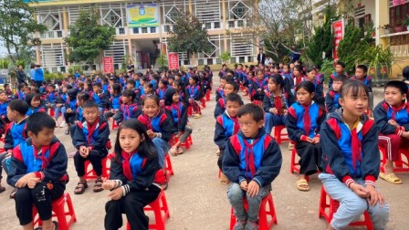 Caritas Hưng Hóa: Trao tặng áo ấm mùa đông và bàn ghế cho các em học sinh vùng cao Tây Bắc