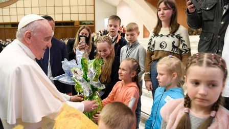 Đức Thánh Cha và các trẻ em (Vatican Media)