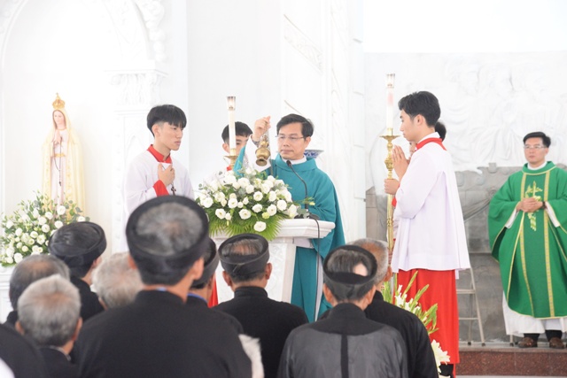 Cha Giuse Nguyễn Minh Hoàng, OP công bố Tin Mừng và giảng trong Thánh lễ
