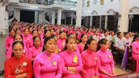Hội Tín Hữu Mến Thánh Giá cụm xứ Hiền Quan đón nhận 128 hội viên cam kết lần đầu và 14 hội viên gia nhập