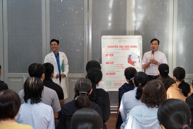 Luca Hoàng Hữu Đô đại diện ngỏ lời với ban giám đốc phòng khám
