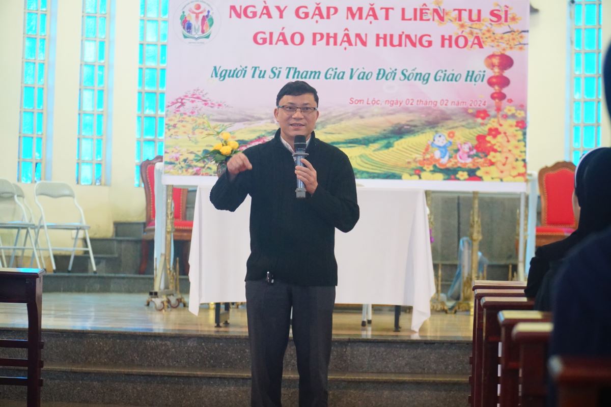 Cha Tổng đại diện Phaolô Nguyễn Quang Đĩnh chia sẻ với anh chị em tu sĩ
