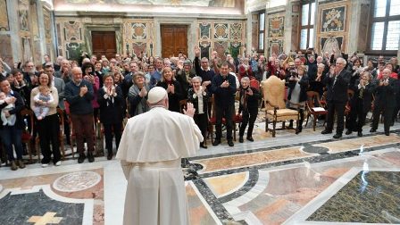 ĐTC gặp các phụ huynh bị mất con của Hiệp hội "Talità kum" của tỉnh Vicenza, Ý (Vatican Media)