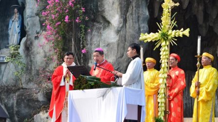 Đức cha Đaminh cử hành Lễ Lá khai mạc Tuần Thánh 2024 tại Nhà thờ Chính tòa Sơn Lộc