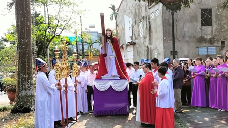 Nghi thức Phụng vụ Thứ Sáu Tuần Thánh tại giáo xứ Yên Bái