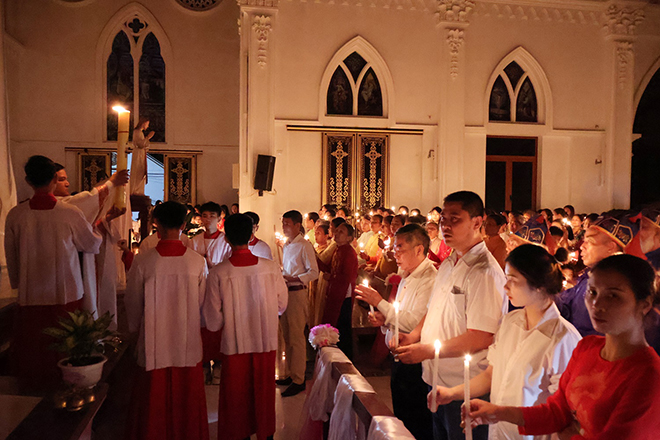 Cha Đaminh giơ cao và tung hô: “Ánh sáng Chúa Giesu”