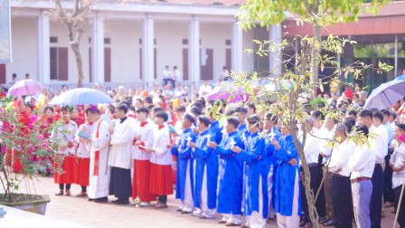 Đức cha Đaminh Hoàng Minh Tiến cử hành Tam Nhật Thánh tại giáo xứ Lũng Hiền