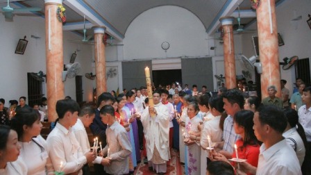 Giáo xứ Vân Đồn: 20 anh chị em dự tòng lãnh nhận các Bí tích Khai tâm Kitô giáo trong Đêm Vọng Phục Sinh
