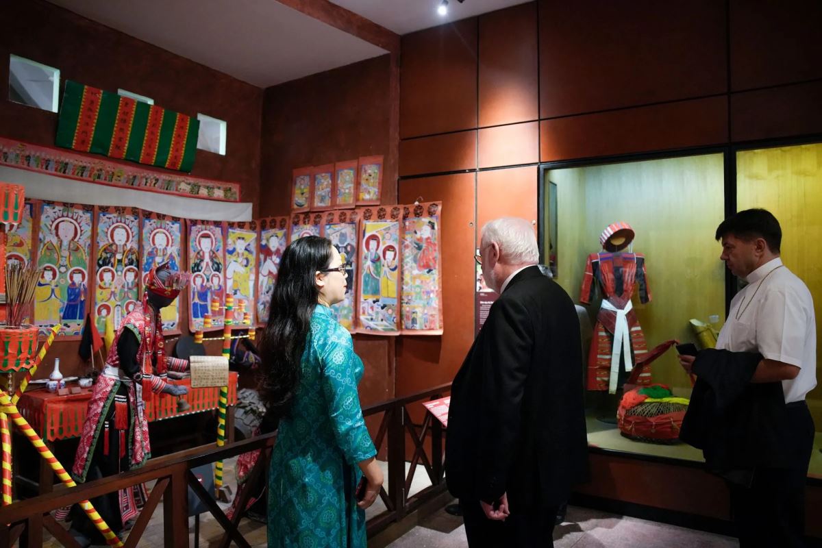 Đức TGM Gallagher thăm Viện Bảo tàng Dân tộc học Việt Nam