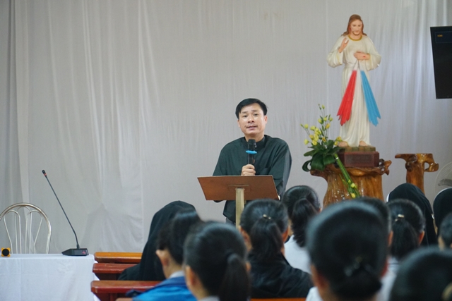 Cha Giuse Nguyễn Ngọc Ngoạn khai mạc chương trình ngày hội ngộ Liên tu sĩ Giáo hạt