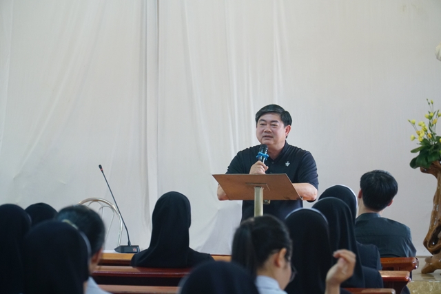 cha Trưởng ban Liên tu sĩ Giáo phận – Phaolô Nguyễn Quốc Tuấn, MF, đã trao đổi với anh chị em Liên Tu sĩ một số thông tin và kế hoạch cũng như hướng hoạt động của Ủy ban Tu sĩ Giáo phận. 