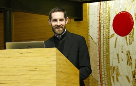 Linh mục Michael Baggot phát biểu trong một diễn đàn về AI và Giáo hội Công giáo tại Viện Giáo hoàng Đông phương ở Roma ngày 18.04.2024. (Hình: CNS/Justin McLellan)