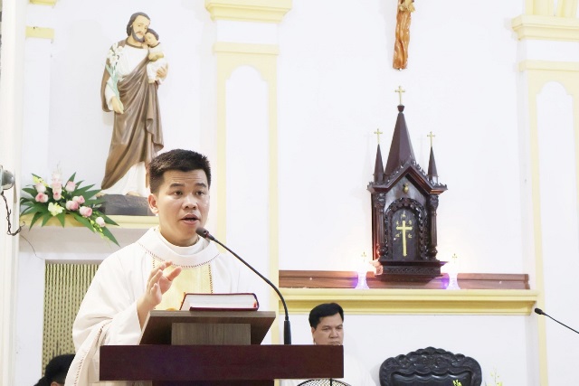 Cha Giuse Đặng Xuân Thế - Phó xứ Tân Quang (Hà Giang) giảng trong Thánh lễ