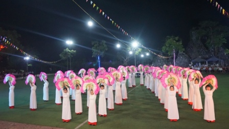 Đội hoa giáo họ Cốc Lếu – Lào Cai dâng hoa kính Đức Mẹ tại giáo xứ Yên Tập