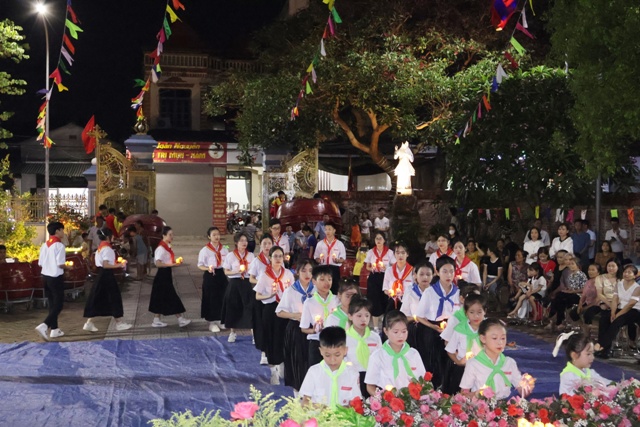 Đội hoa chị em hiền mẫu giáo họ Sài Khê và đội hoa của huynh trưởng và thiếu nhi Thánh Thể giáo họ Cát Ngòi dâng hoa kính Đức Mẹ