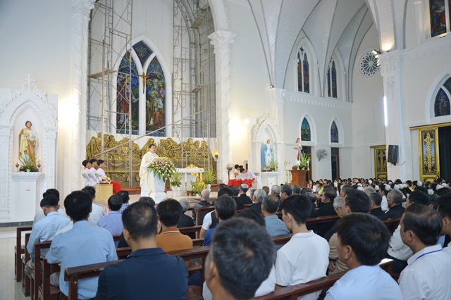 Cha Giuse giảng trong Thánh lễ